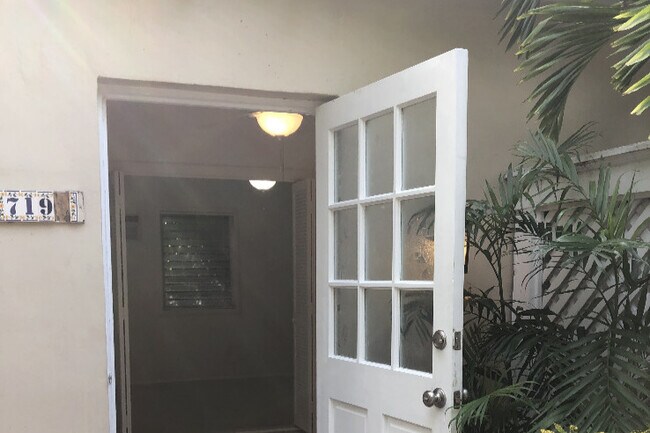 Private Entrance - 719 Windsor Ln