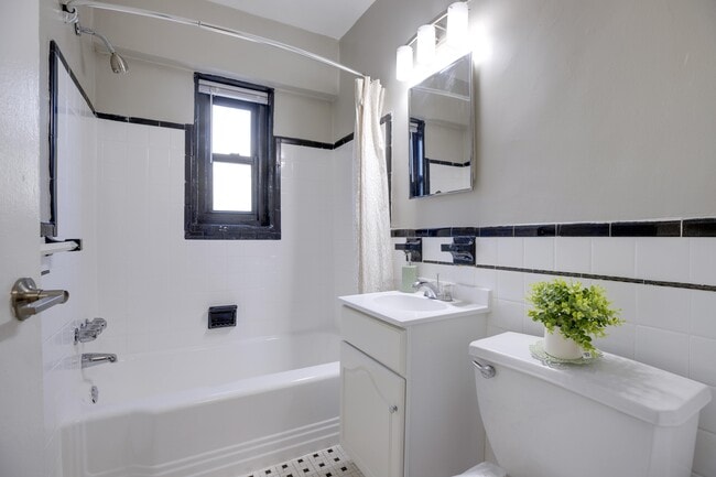 Classic bathroom at The Diplomat Studio Apartment - The Diplomat