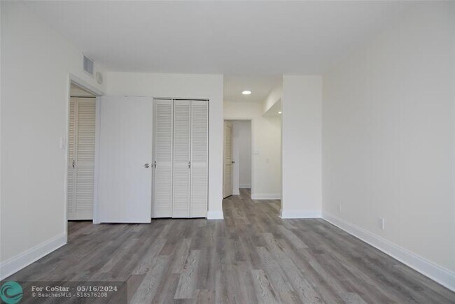 Building Photo - 2500 Parkview Dr