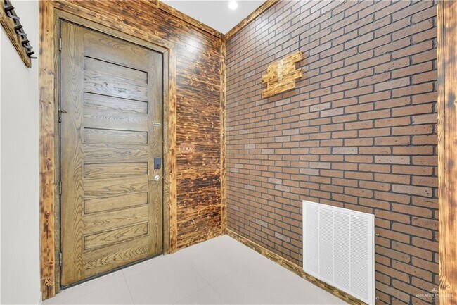 Building Photo - 28 Shalom Dr