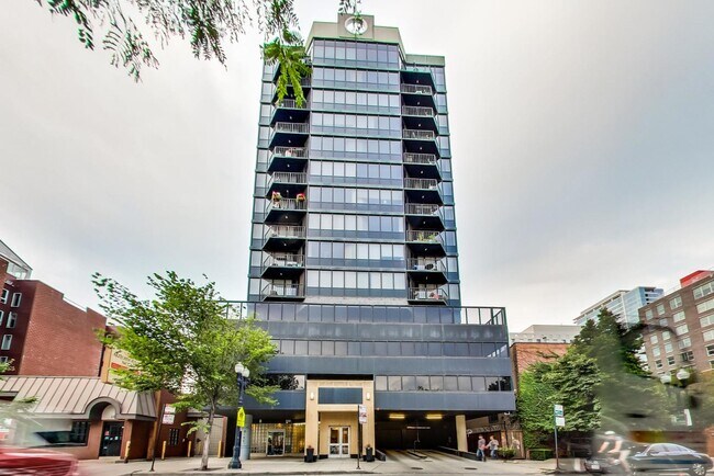 Building Photo - 1309 N Wells St