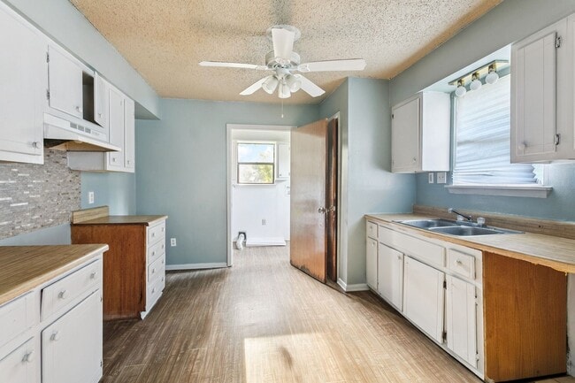 Building Photo - 206 Sunset Dr