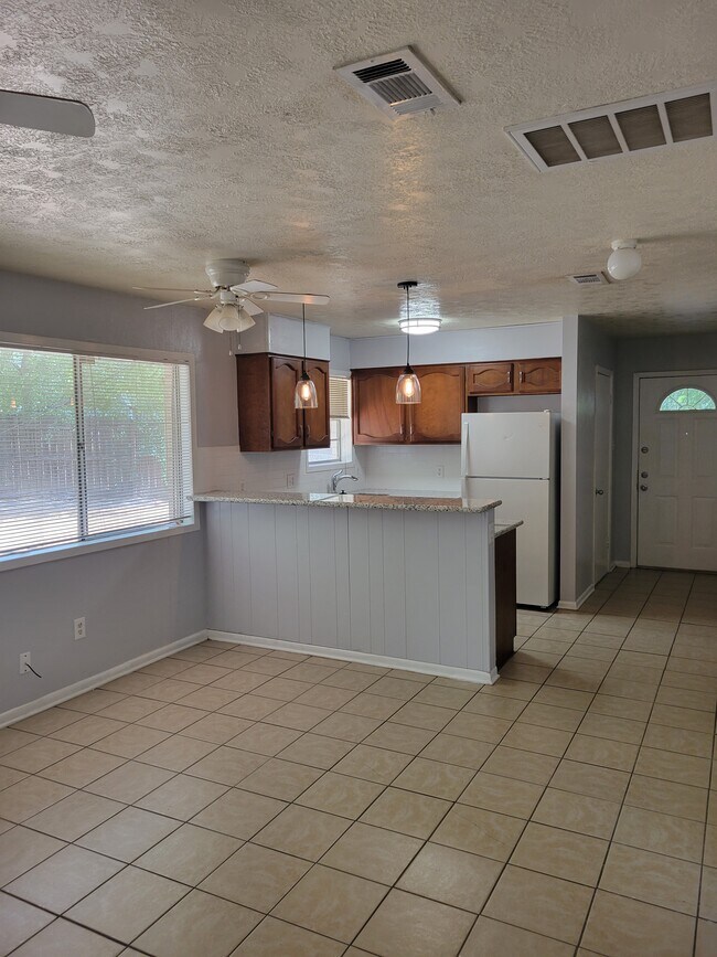 Foto del edificio - 1907 Pine Tree Dr