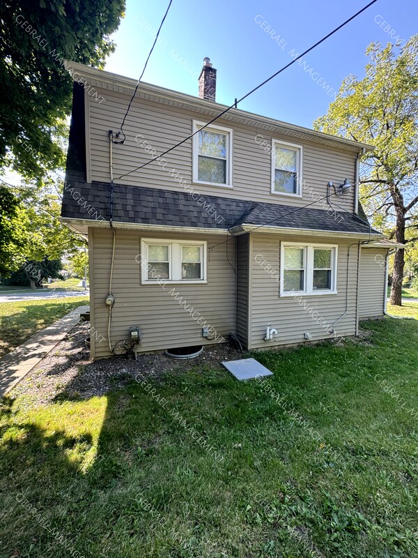 Building Photo - 750 N Chevrolet Ave