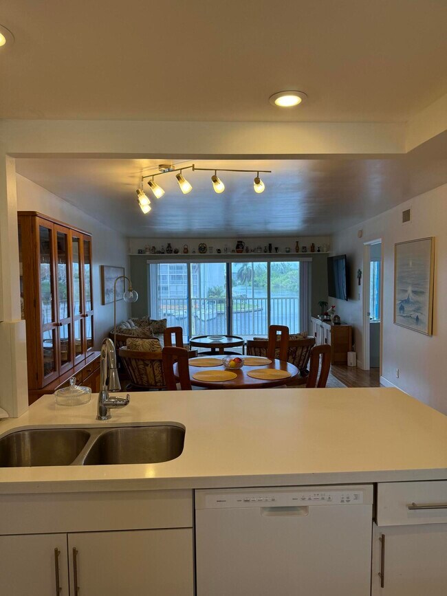 Foto del edificio - 1537 E Hillsboro Blvd