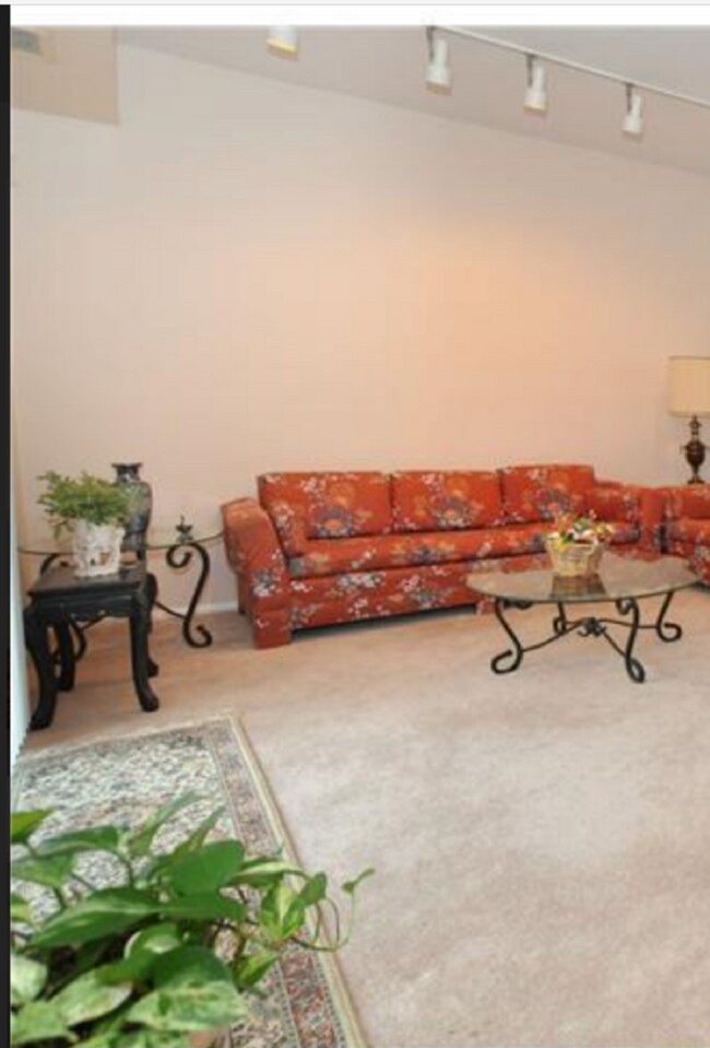 Foto del edificio - Brick End Unit w/ Private Parking availabl...