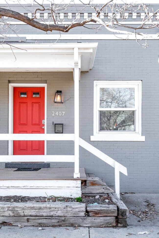 Building Photo - Downtown Denver Delight: Modern 2 Bed, 1 B...