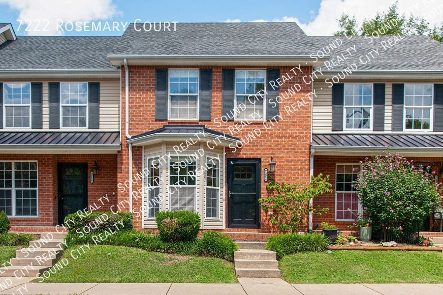 Spacious and CLEAN 2 bedroom/1.5 bath town... House for Rent in