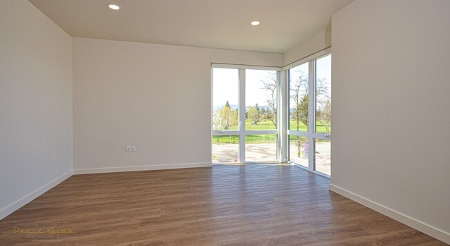 Foto del edificio - Pool-View Ground Floor Flat - Available Mid May