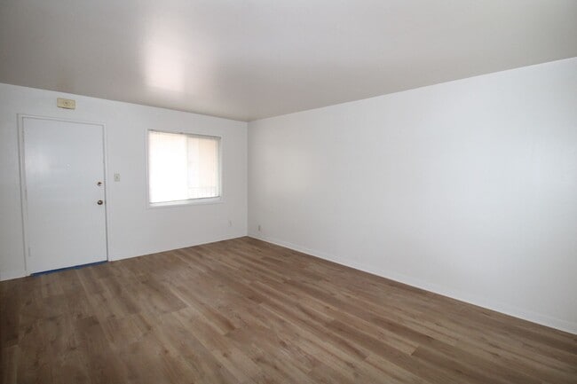 Foto del edificio - $1950 - Spacious 1 Bedroom Upstairs Unit! ...