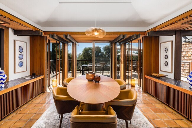 Building Photo - Frank Lloyd Wright inspired architectural ...