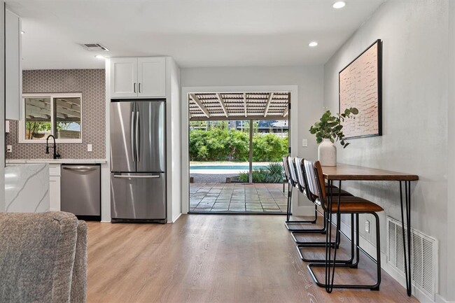 Foto del edificio - 4412 Dovemeadow Dr