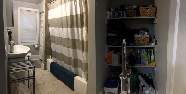 Bathroom - 796 Howell St N