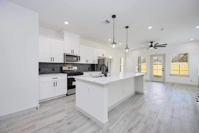 Building Photo - 926 Granville Dr