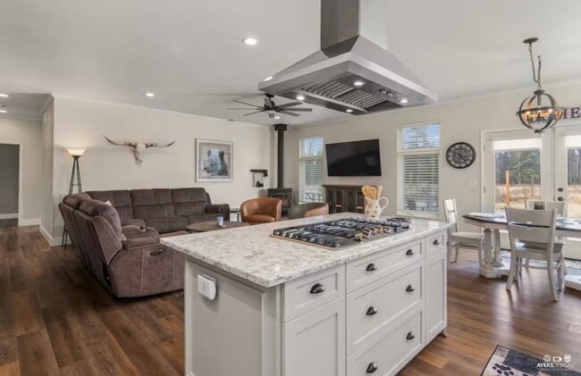 Building Photo - SEASONAL RANCH HOME