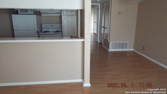 Building Photo - 8702 Village Dr