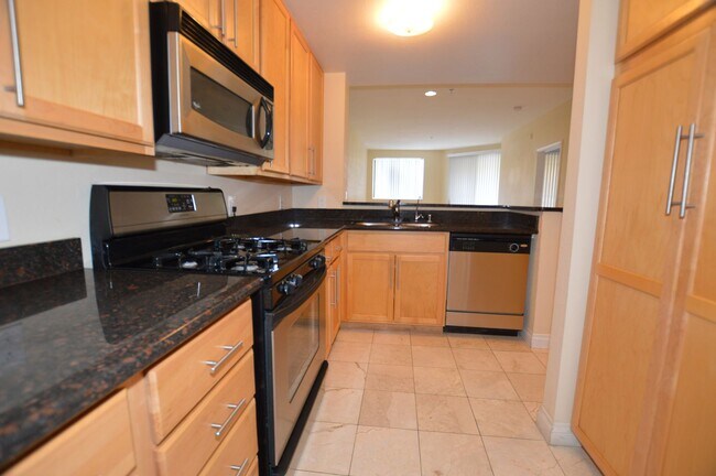 Foto del edificio - Meridian - Unfurnished 2 Bdrm / 2 Ba Condo - 1 1/2 Blocks off the Strip