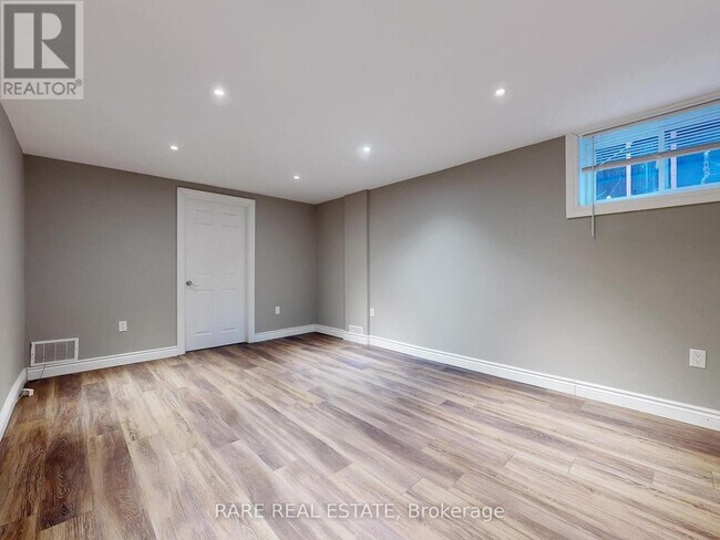 Photo du bâtiment - 359 E 42nd St