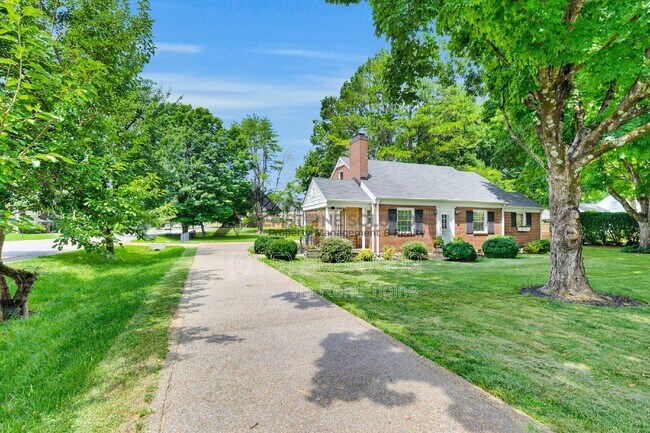 Foto del edificio - 715 Hillsboro Rd