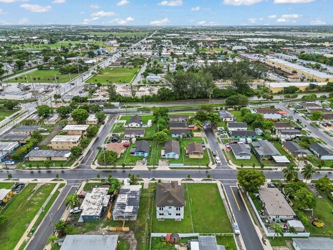 Building Photo - 1514 NW 5th Ave