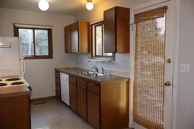 Building Photo - Charming 2-Bedroom Home with Fenced Yard &...