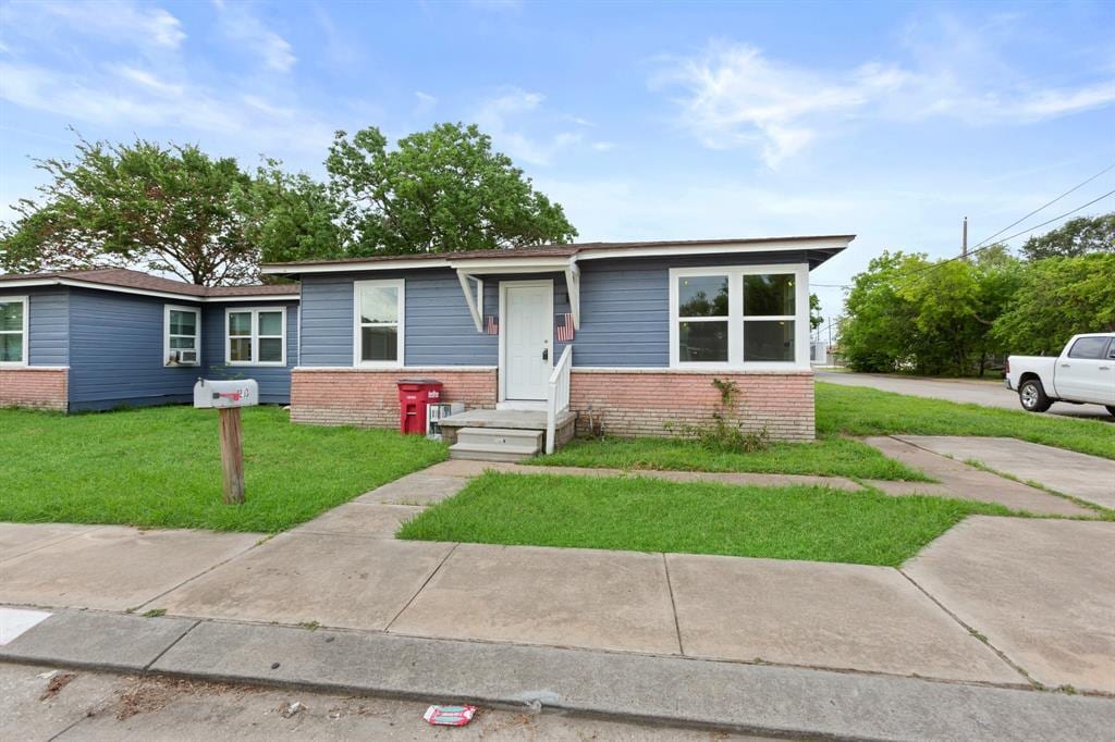 1213 W 9th St Unit 1213, Freeport, TX 77541 Room for Rent in Freeport, TX