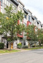 Building Photo - 514 W 10th St