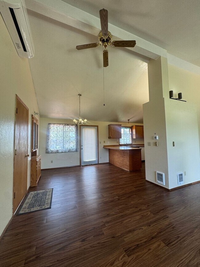 Foto del edificio - Non-Refundable & Security Deposit Total: $2150.00