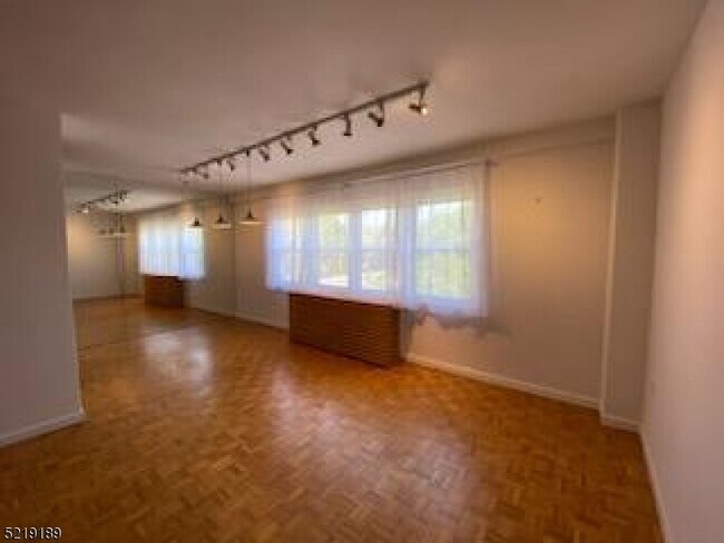 Building Photo - 465 Valley St