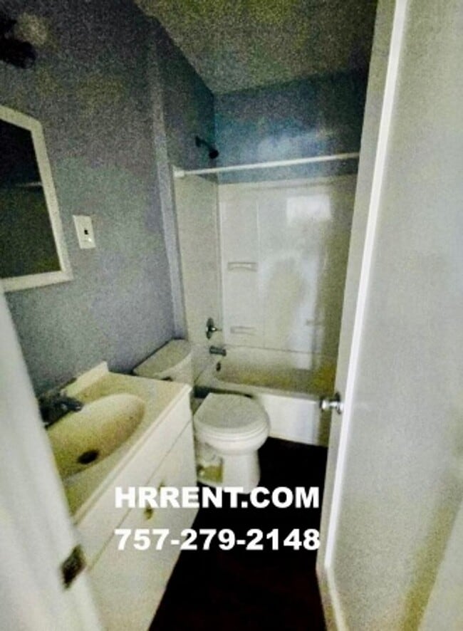 Building Photo - Cute Renovated 2 Bedroom 1 Bath home in Ha...