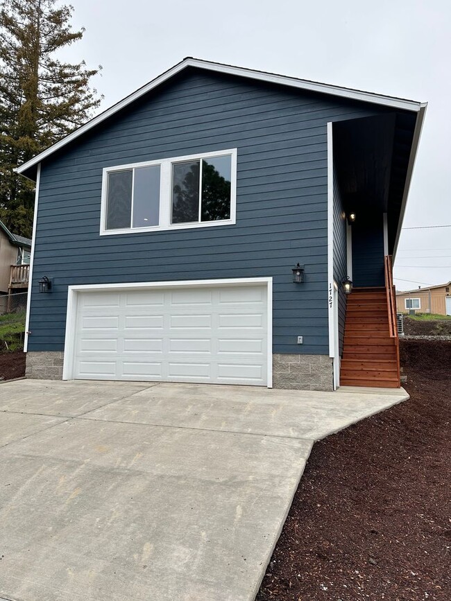 Building Photo - Brand New 3 bedroom 2 bath house in SE Ros...