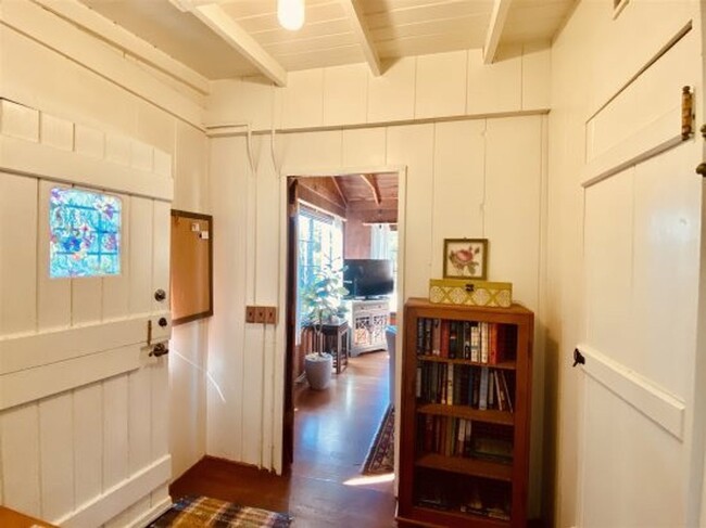 Building Photo - Idyllic Fully Furnished Cottage in Asiloma...