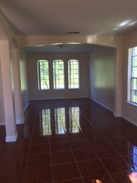 Building Photo - Incredible 4 Bedroom 2.5 Bathroom Home in ...