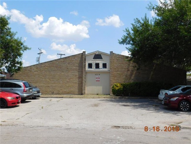 Building Photo - 2314 Andover Dr