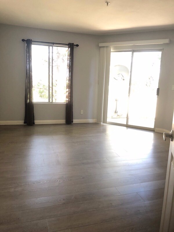 Building Photo - Gorgeous 2 Bedroom Condo For Rent