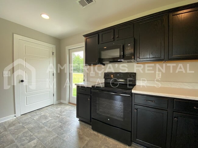 Building Photo - Home for Rent in Talladega, AL!!! Availabl...