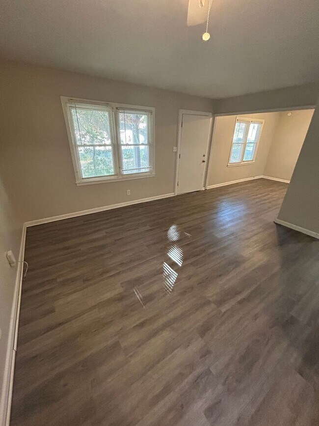 Building Photo - Available Now! 3 Bed 1 Bath Home! $1225.00