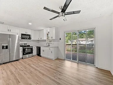 Building Photo - 301 NE Sunnybrook Dr