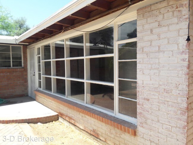 Building Photo - 2 br, 1 bath Apartment - 4313 E. Burns St.