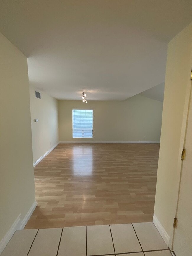 Building Photo - Island Village: Gated 3 Bed 2.5 Bath Attac...