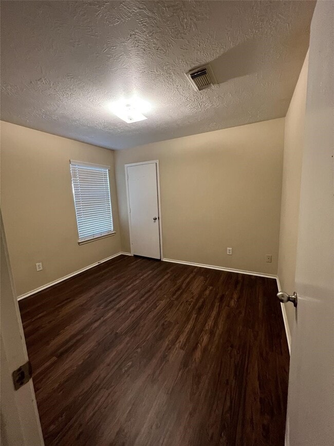 Foto del edificio - 1410 Greenwichwood Ln