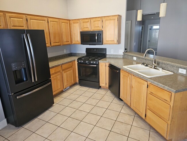 Building Photo - 3 bed 2 bath single level Home, Pet friendly