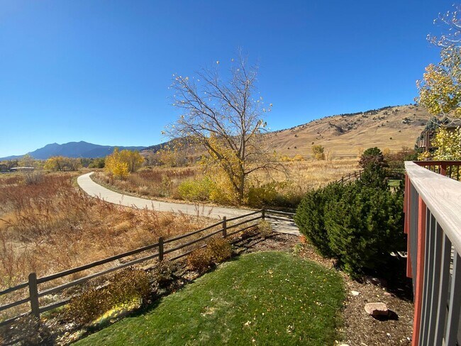 Building Photo - 4 Bed 3.5 Bath Home Backing to Open Space ...