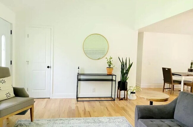 Foto del edificio - 106 Robinhood Cir