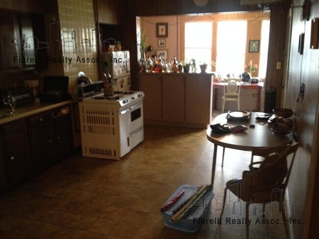 EAT IN KITCHEN - 227 Maverick St