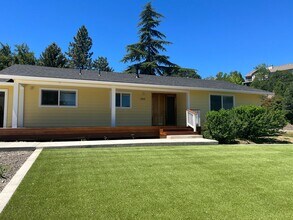 Building Photo - 593 Oak Knoll Dr