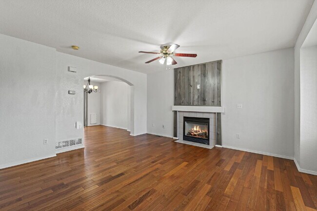 Foto del edificio - Beautiful 3-Bedroom Home with Bonus Room a...