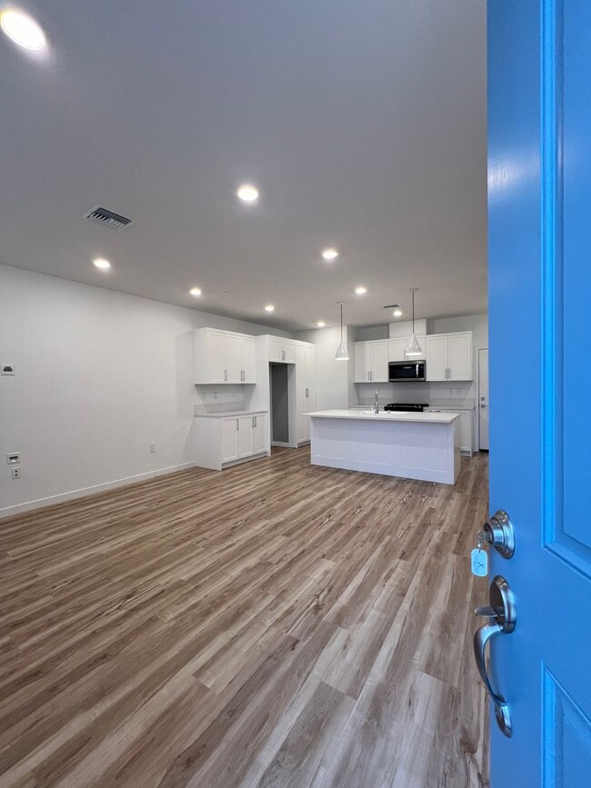 Foto del edificio - Gorgeous *BRAND NEW* Townhome in Midtown V...