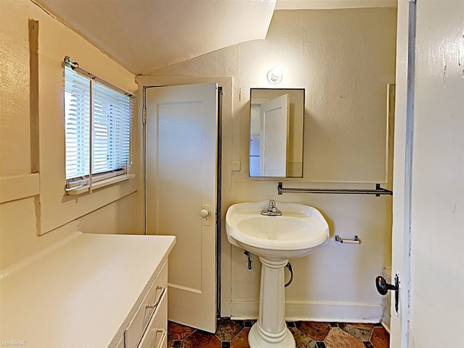 Building Photo - Studio, 1 bath  - 303 S 2nd St Apt 3 Apt 3