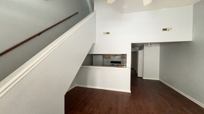 Building Photo - Spacious townhouse that is convenient to c...